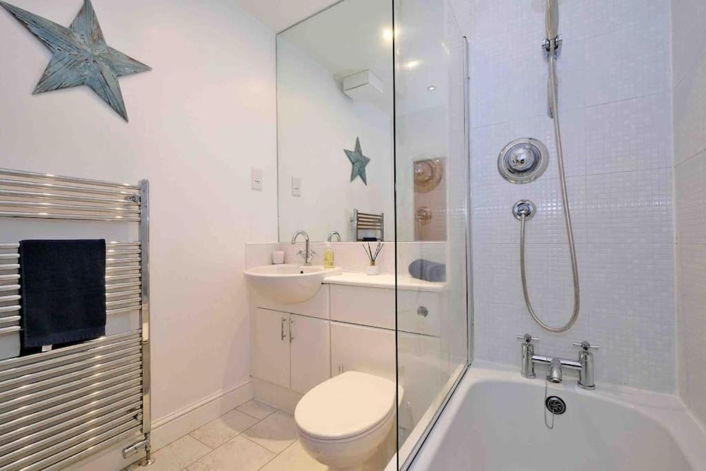 Modern & Spacious Apartment In City Centre アバディーン エクステリア 写真